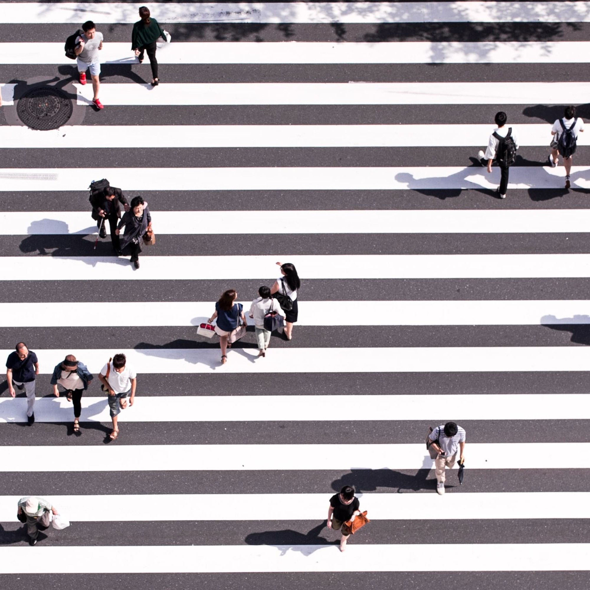 Japaner laufen auf Zebrastreifen