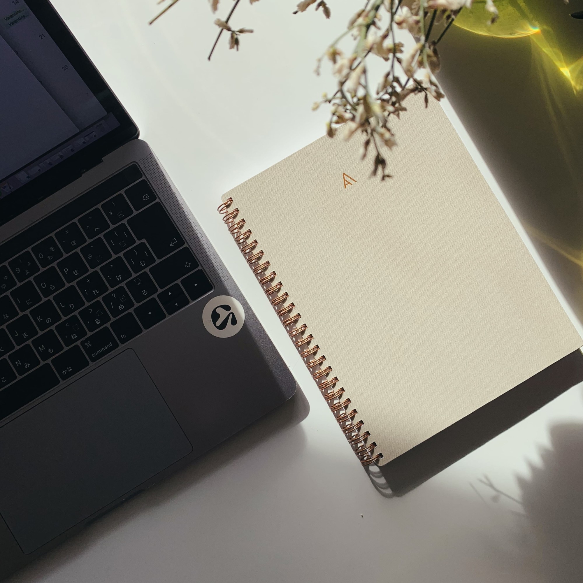 Laptop mit Notizblock