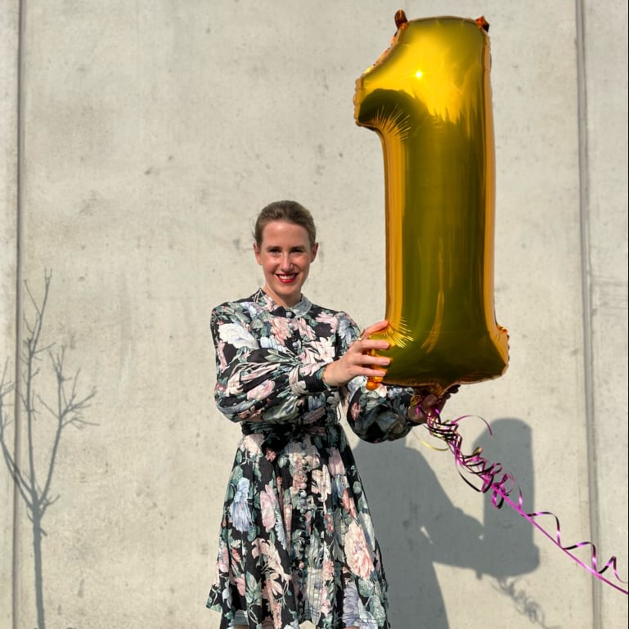 Carina Rother hält Luftballon als Eins in der Hand