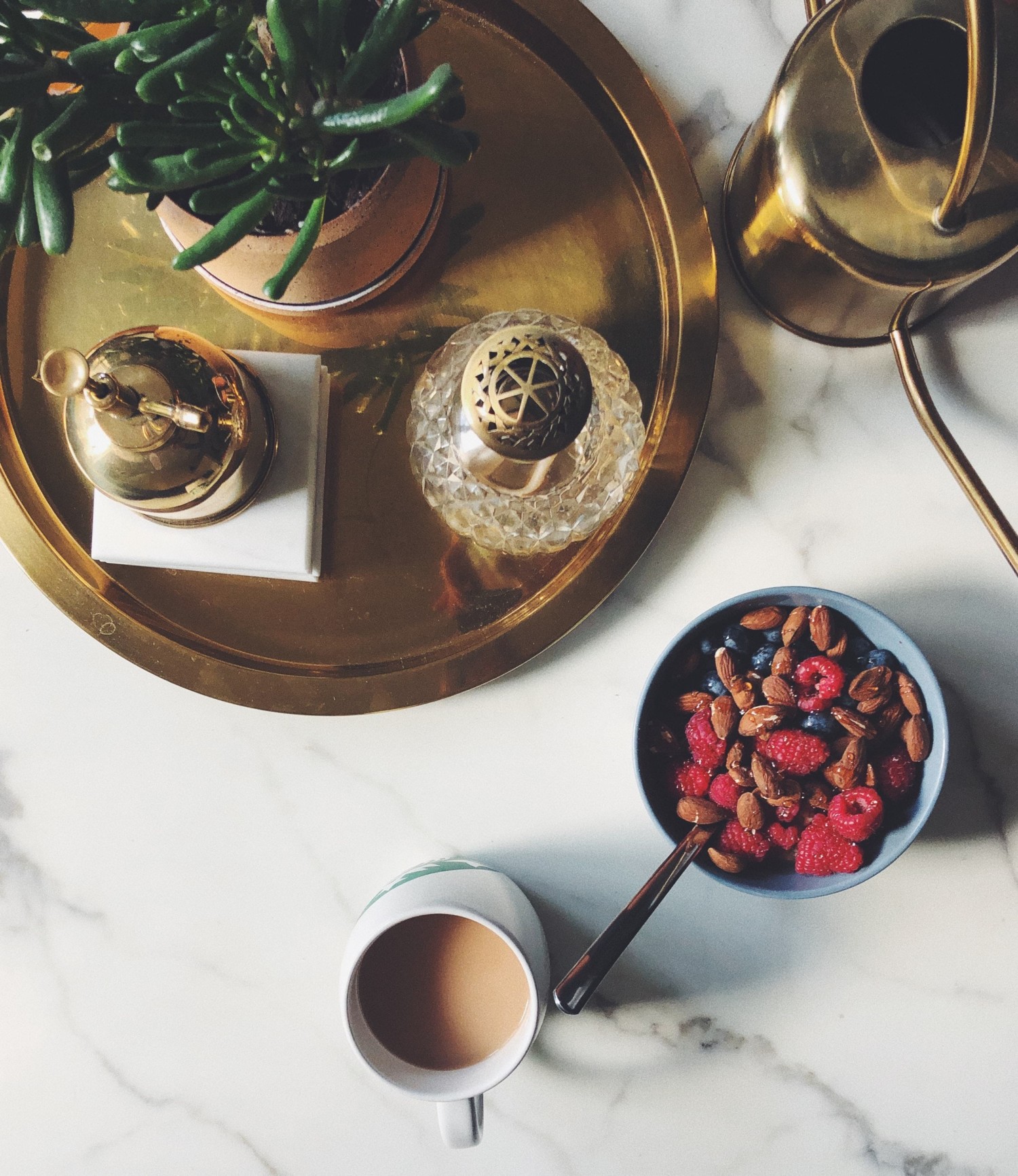 Tisch mit Bowl, Kaffee und Pflanze