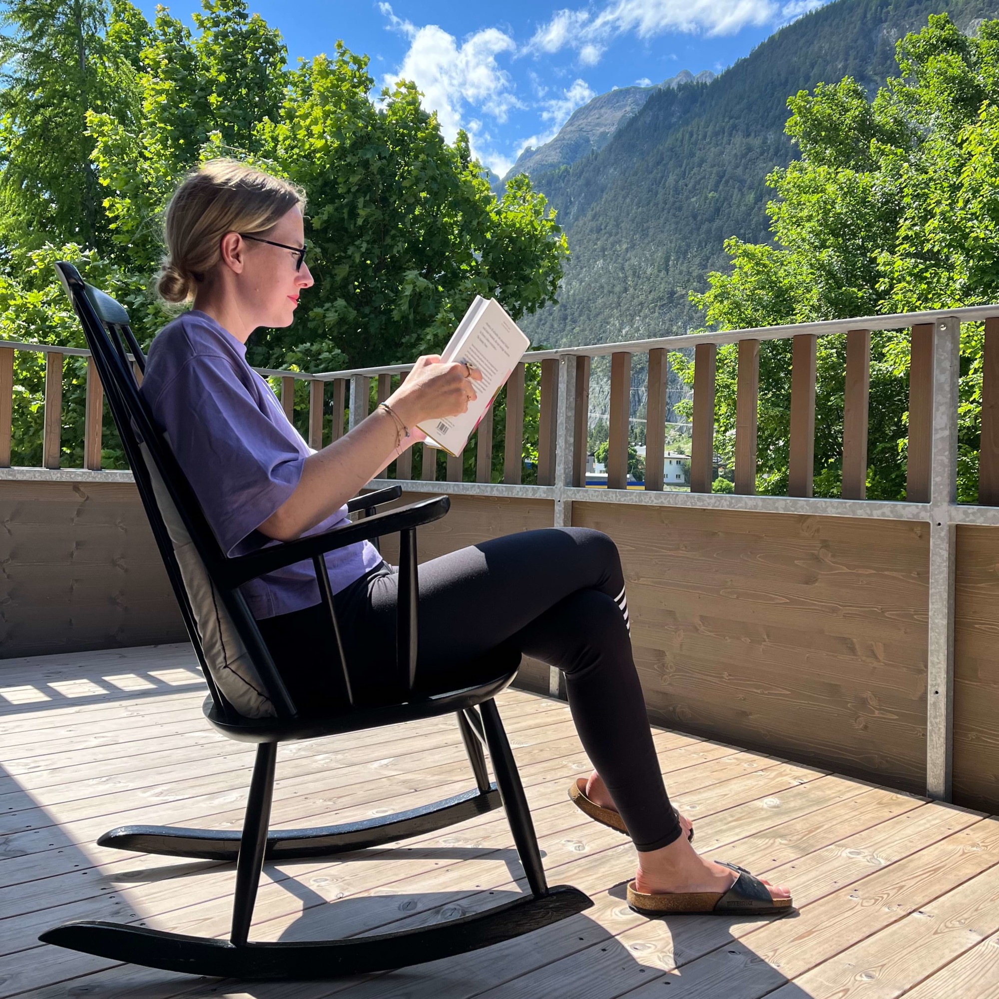 Carina Rother liest auf Balkon