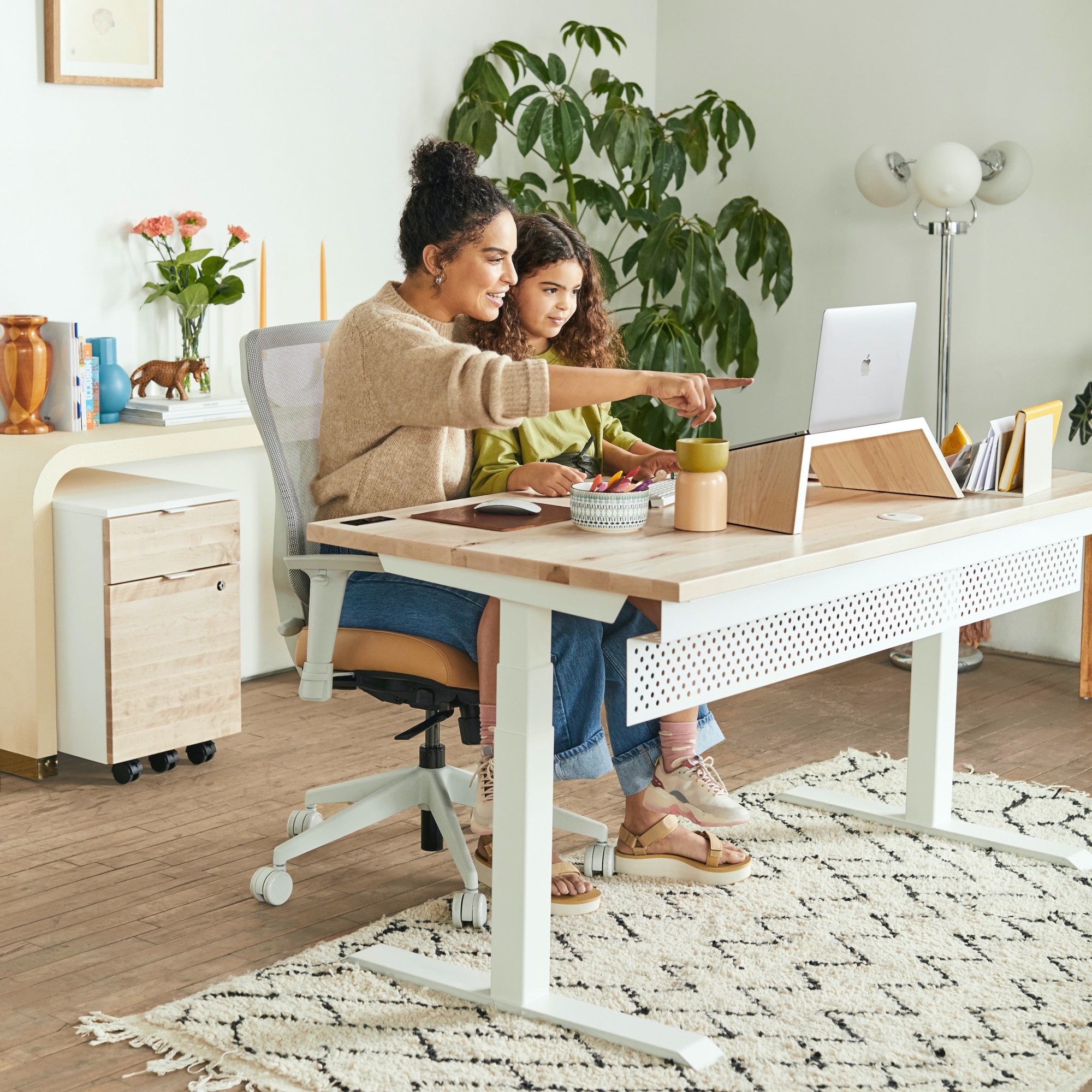 Frau mit Kind arbeitet am Schreibtisch
