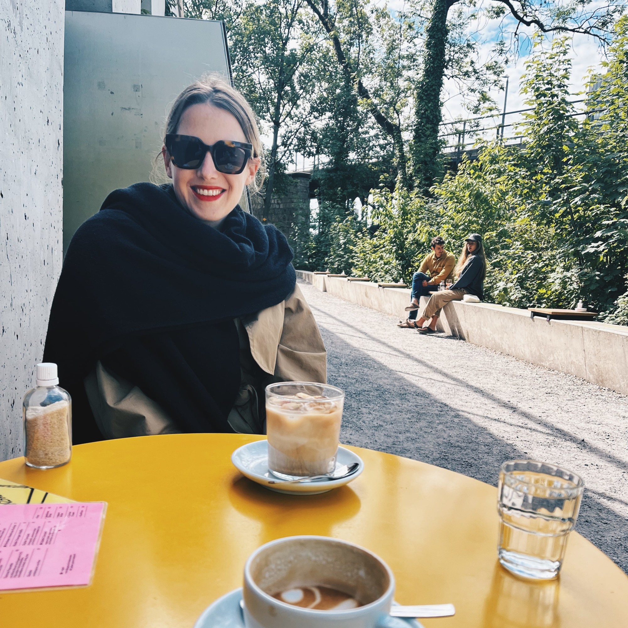 Carina Rother im Café in Zürich