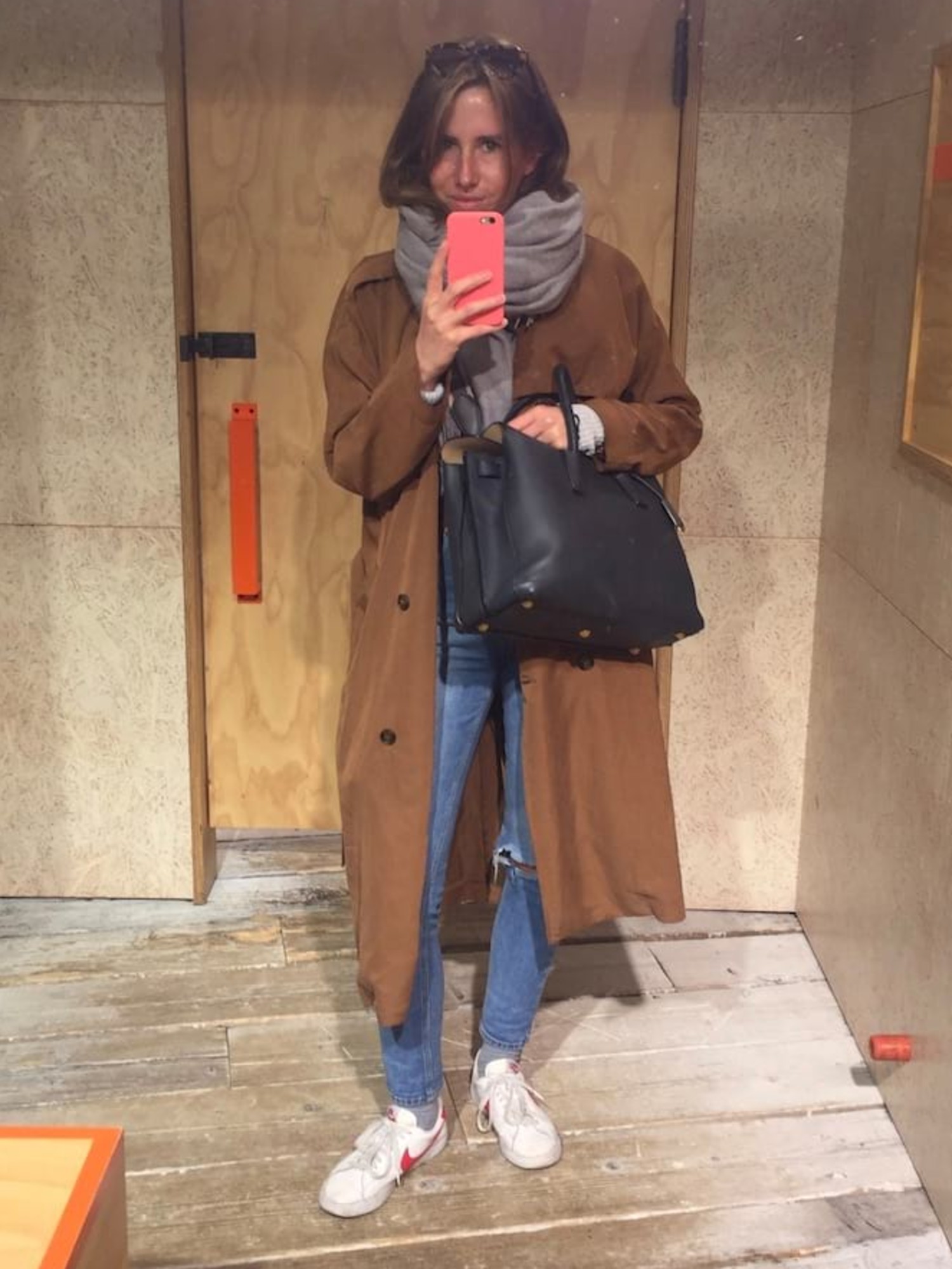 Frau schie&szlig;t Selfie