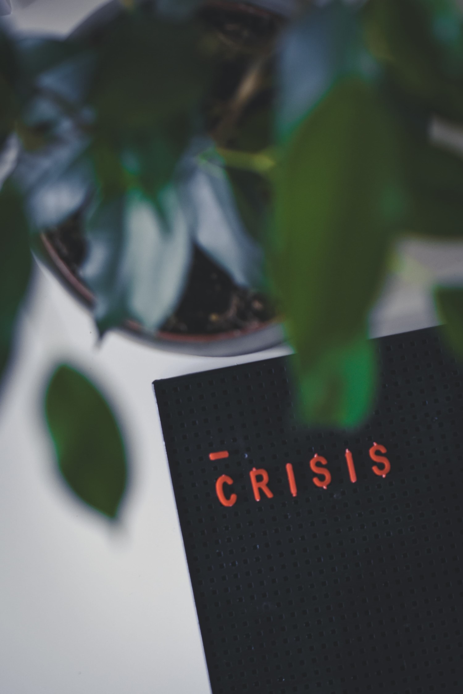 Tafel mit Aufschrift "Crisis"