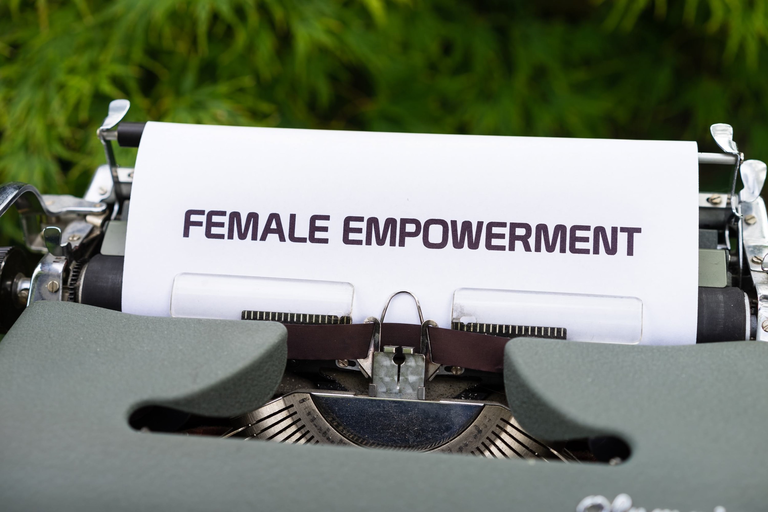 Schreibmaschine mit Blatt und Aufschrift Female Empowerment