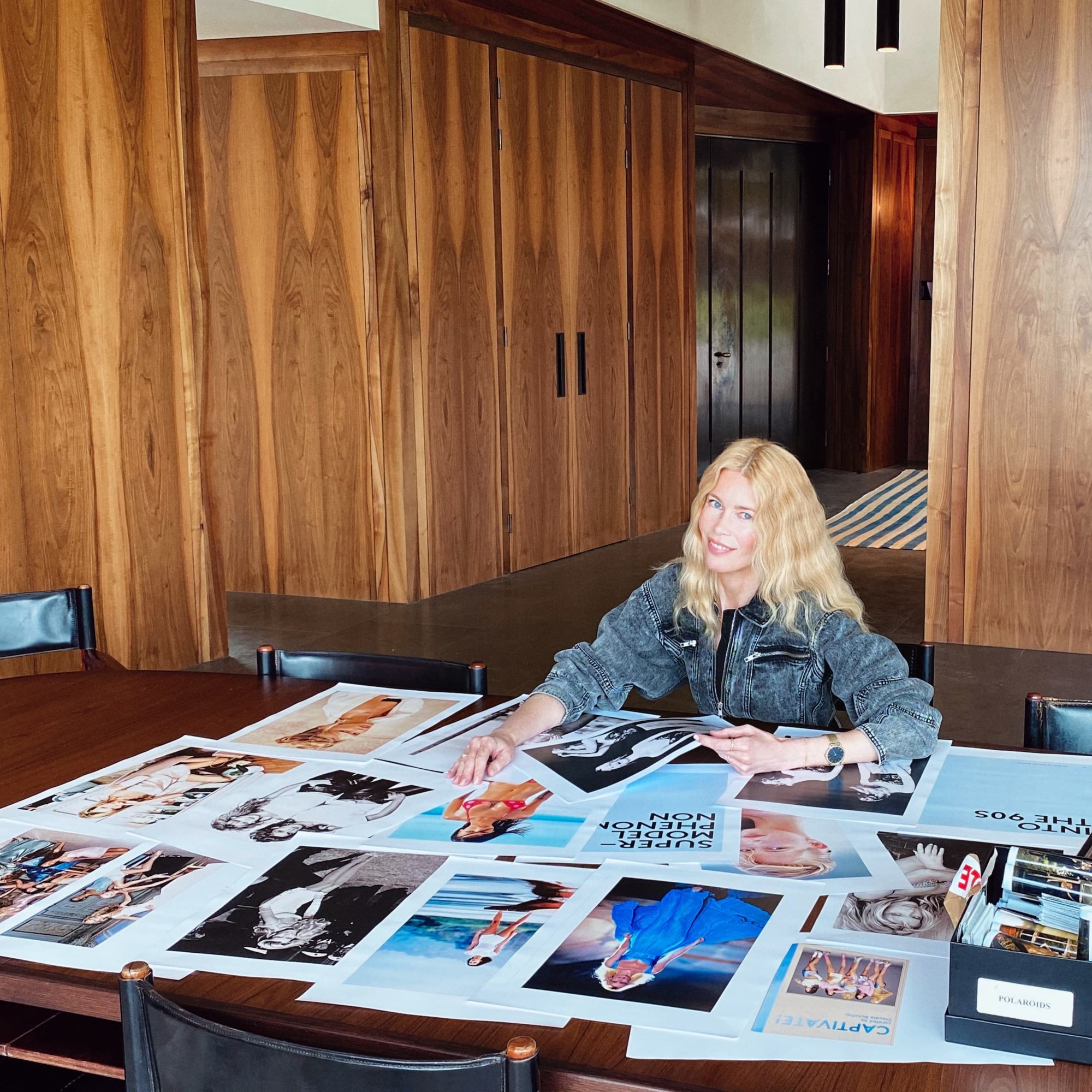 Claudia Schiffer bei der Auswahl der kuratierten Bilder